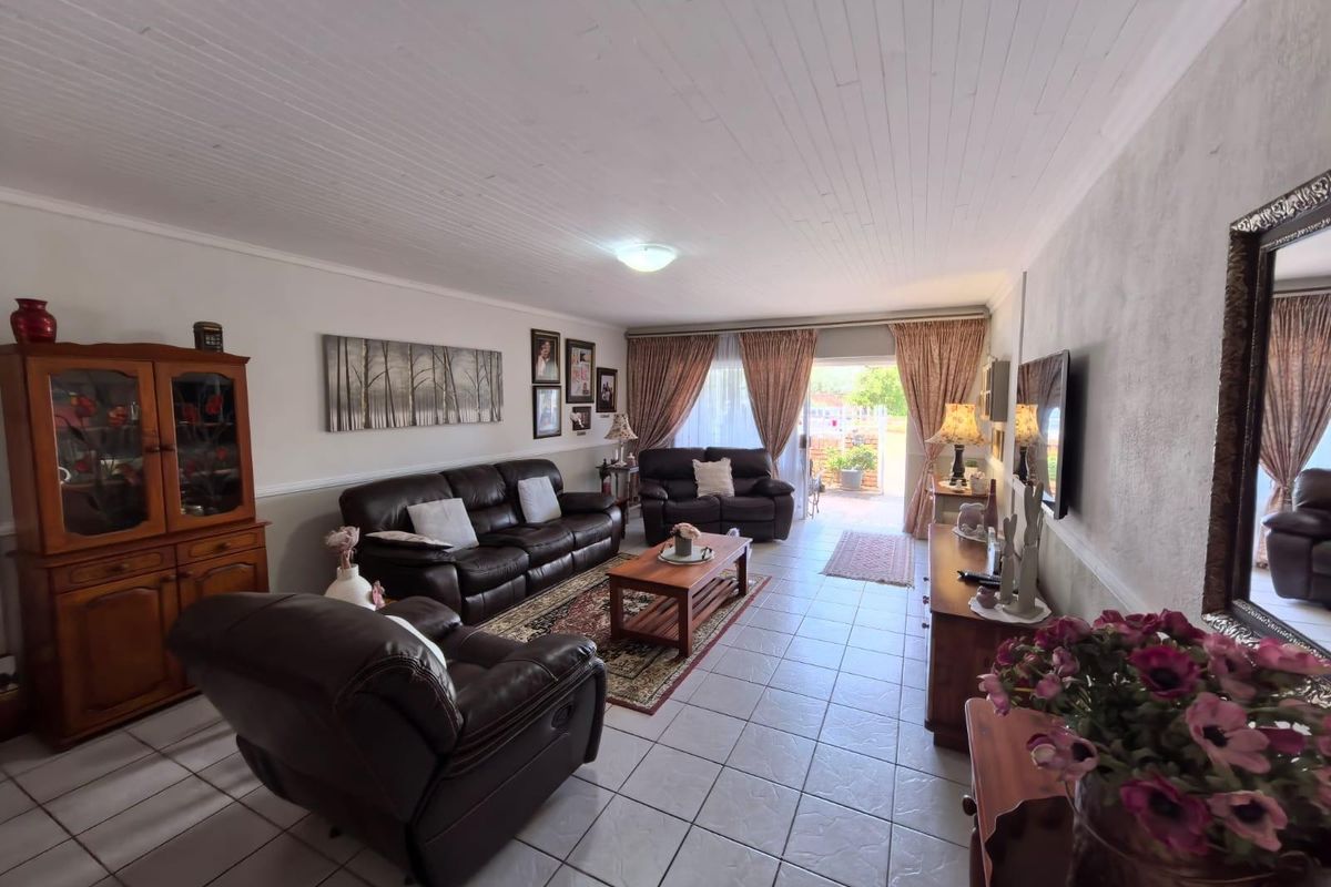 Townhouse For Sale in Camelot, Kimberley - Photo 3
