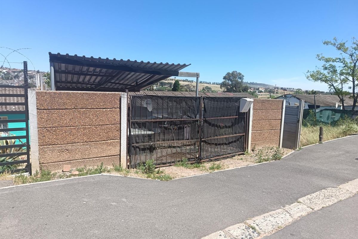 House For Sale in Cloetesville - Photo 2