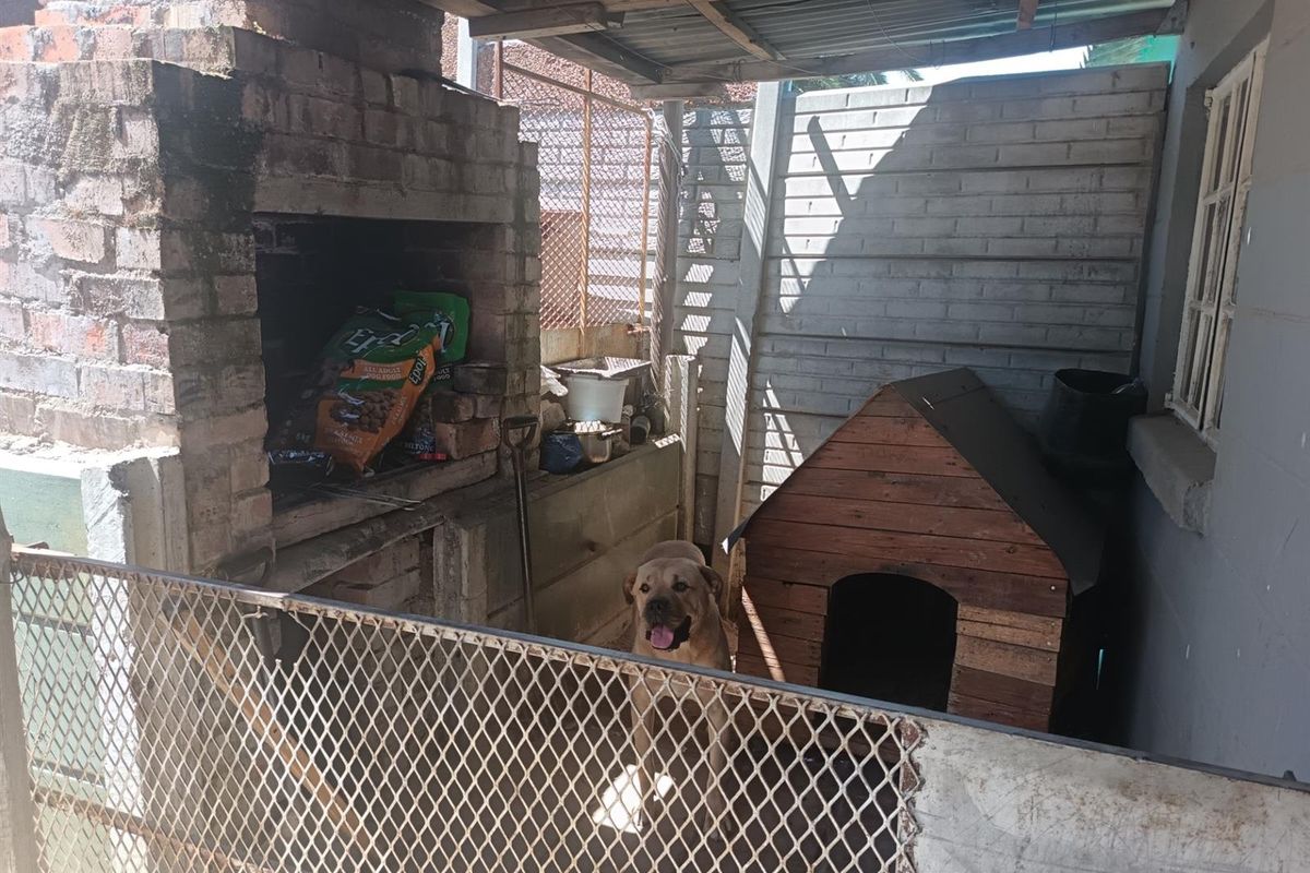 House For Sale in Cloetesville - Photo 4