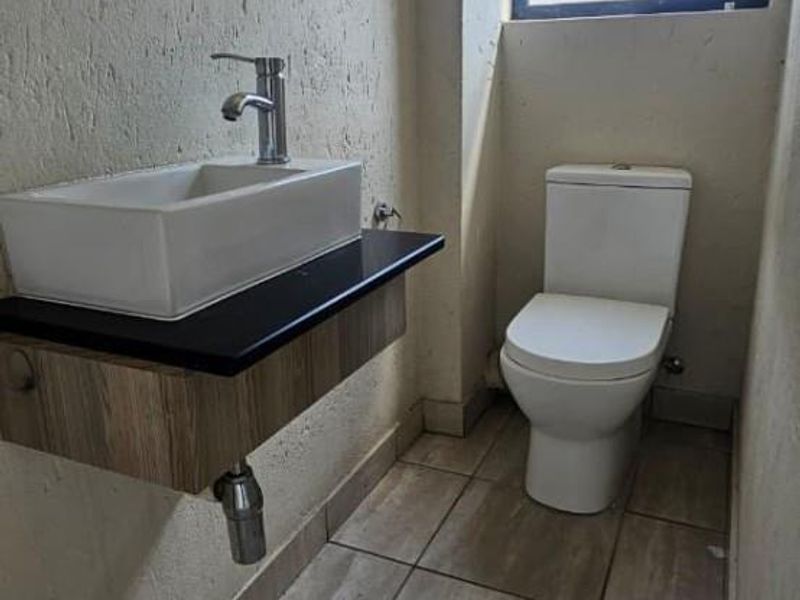 Townhouse For Sale in Johannesburg North, Randburg - Photo 10