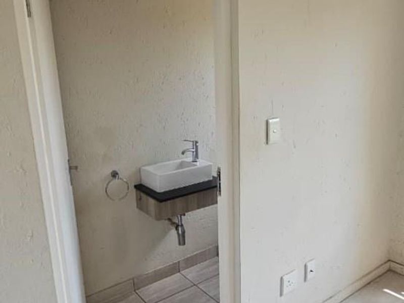 Townhouse For Sale in Johannesburg North, Randburg - Photo 7