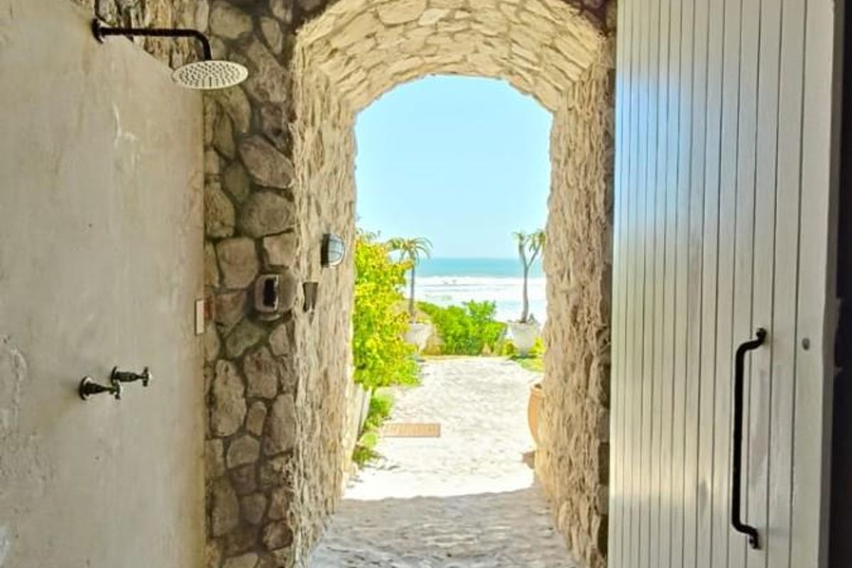 Villa Pescatori - Iconic Beachfront Estate for Refined Living, Hosting and  Investment - Photo 4