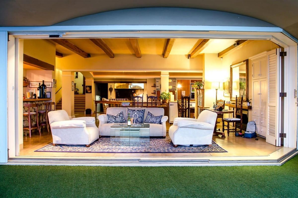 Villa Pescatori - Iconic Beachfront Estate for Refined Living, Hosting and  Investment - Photo 3