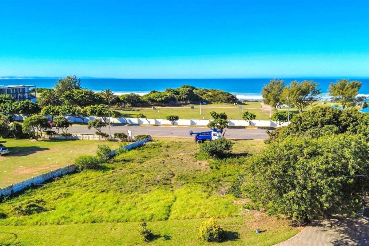 Modern Coastal Luxury Home with Flatlet, Pool plus Garaging for 6 Vehicles - Jeffreys Bay - Photo 3