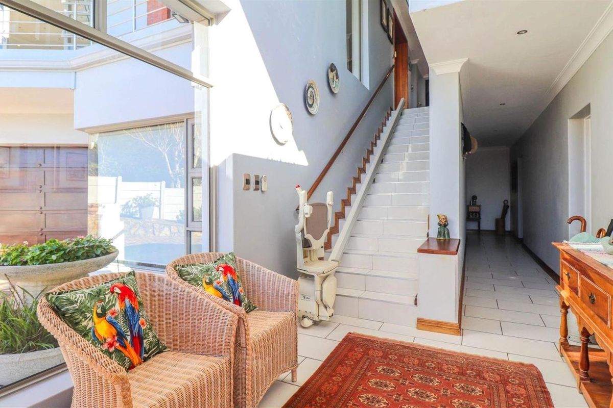 Modern Coastal Luxury Home with Flatlet, Pool plus Garaging for 6 Vehicles - Jeffreys Bay - Photo 5