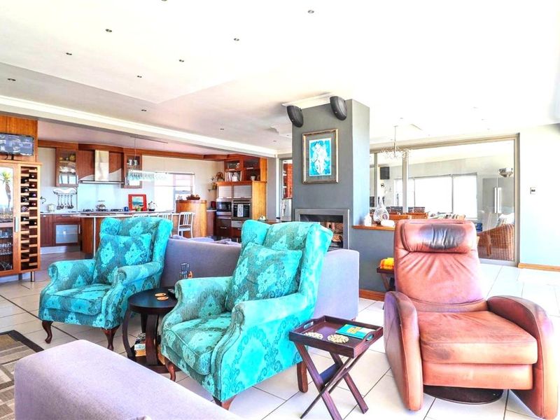 Modern Coastal Luxury Home with Flatlet, Pool plus Garaging for 6 Vehicles - Jeffreys Bay - Photo 9