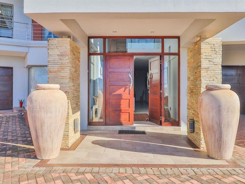 Modern Coastal Luxury Home with Flatlet, Pool plus Garaging for 6 Vehicles - Jeffreys Bay - Photo 4