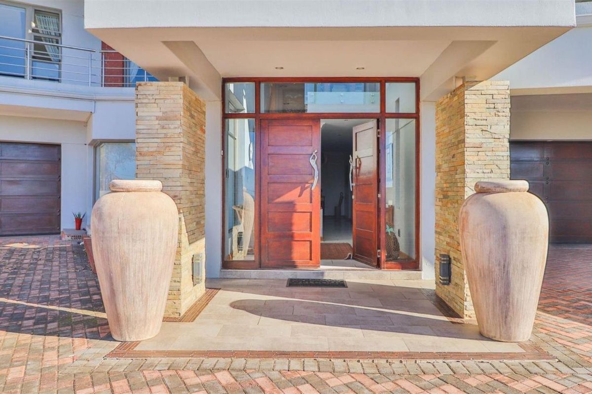 Modern Coastal Luxury Home with Flatlet, Pool plus Garaging for 6 Vehicles - Jeffreys Bay - Photo 4