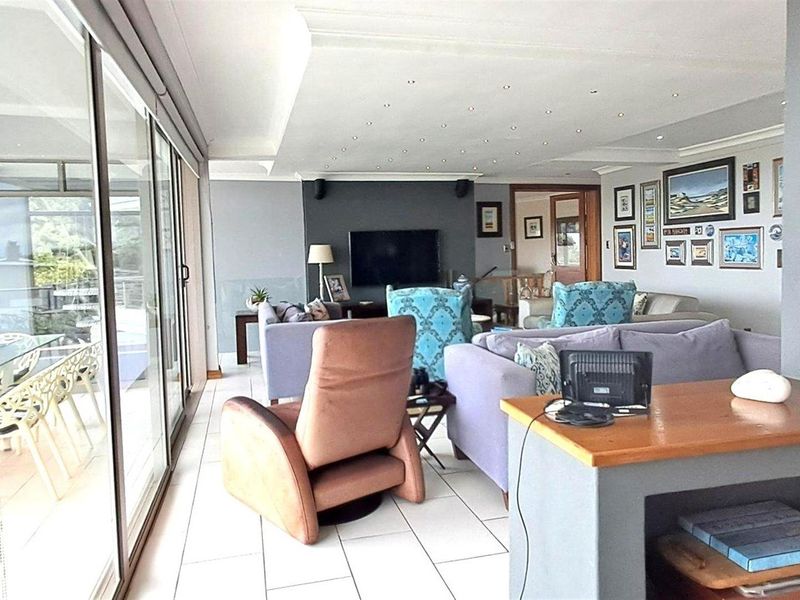 Modern Coastal Luxury Home with Flatlet, Pool plus Garaging for 6 Vehicles - Jeffreys Bay - Photo 10