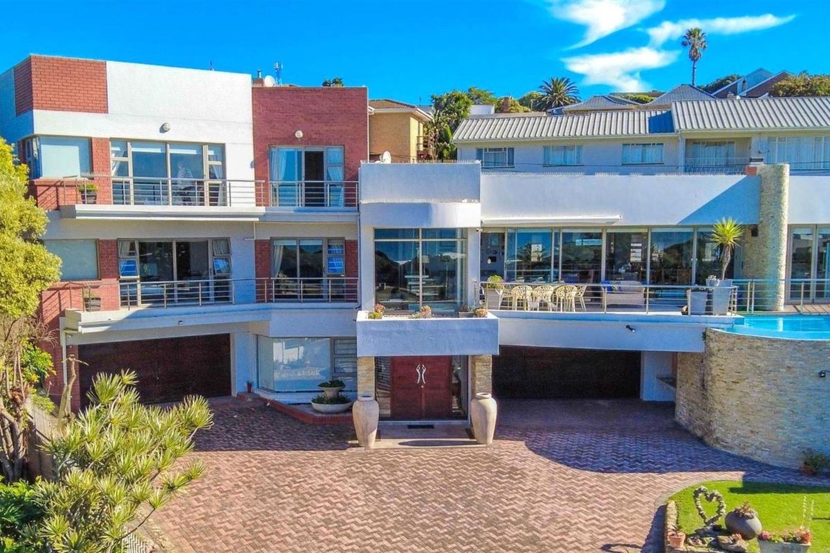 Modern Coastal Luxury Home with Flatlet, Pool plus Garaging for 6 Vehicles - Jeffreys Bay - Photo 2