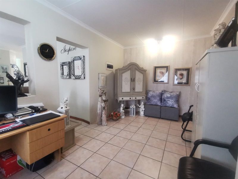 Beautiful home 2 bedroom, 2 bathroom, double garage, patio, study and laundry room for sale - Photo 4