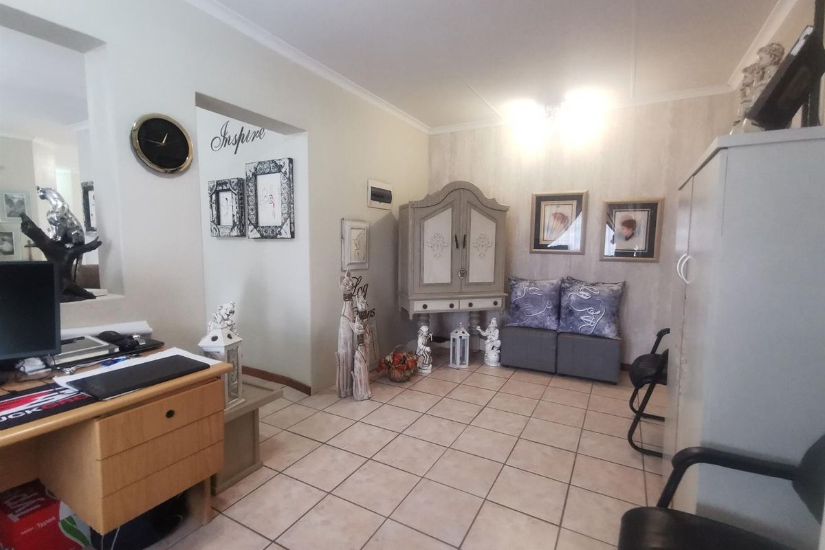 Beautiful home 2 bedroom, 2 bathroom, double garage, patio, study and laundry room for sale - Photo 4