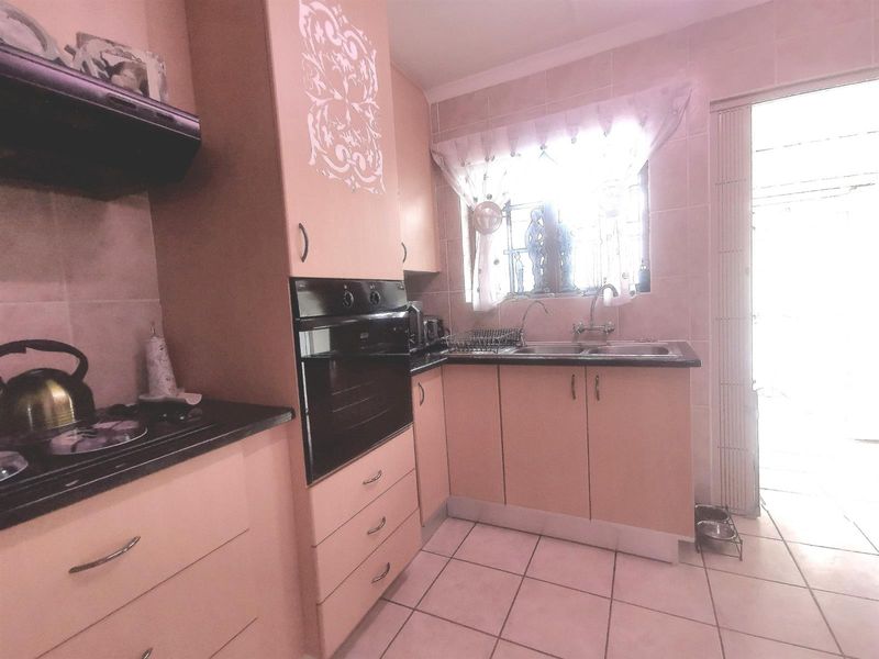 Beautiful home 2 bedroom, 2 bathroom, double garage, patio, study and laundry room for sale - Photo 10