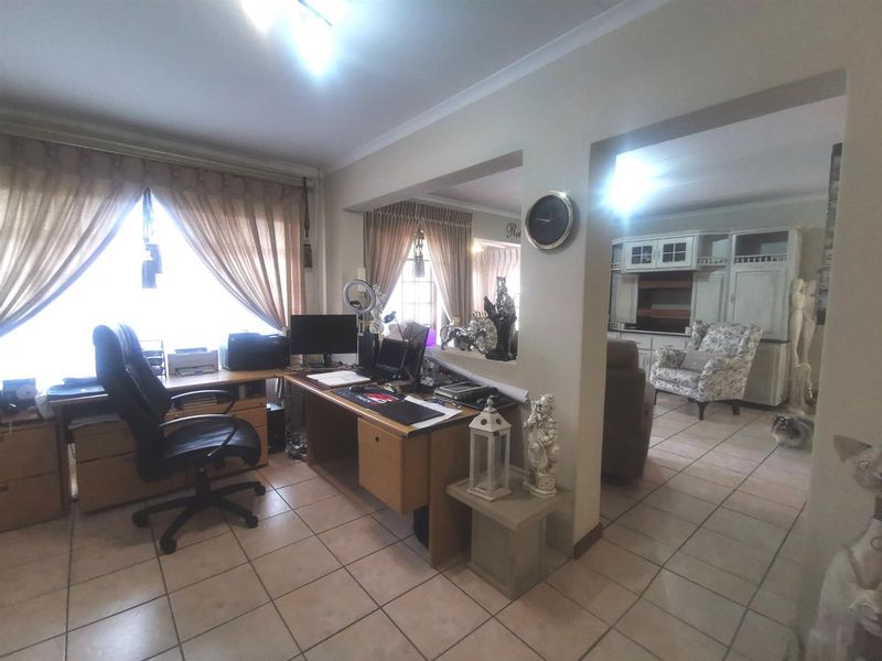 Beautiful home 2 bedroom, 2 bathroom, double garage, patio, study and laundry room for sale - Photo 3