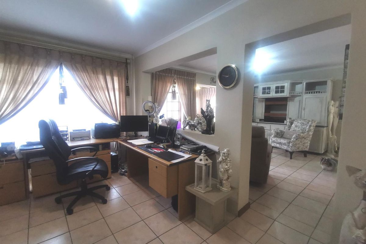 Beautiful home 2 bedroom, 2 bathroom, double garage, patio, study and laundry room for sale - Photo 3