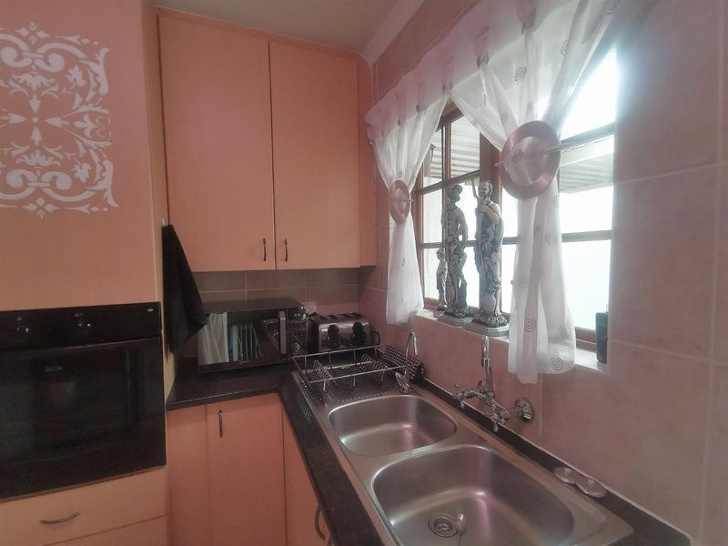 Beautiful home 2 bedroom, 2 bathroom, double garage, patio, study and laundry room for sale - Photo 8