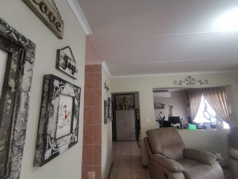 Beautiful home 2 bedroom, 2 bathroom, double garage, patio, study and laundry room for sale - Photo 7