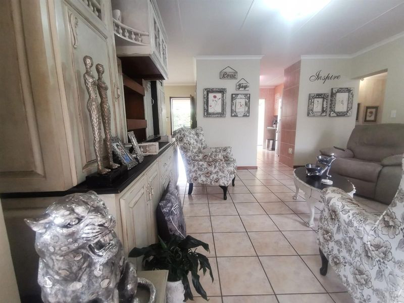 Beautiful home 2 bedroom, 2 bathroom, double garage, patio, study and laundry room for sale - Photo 6