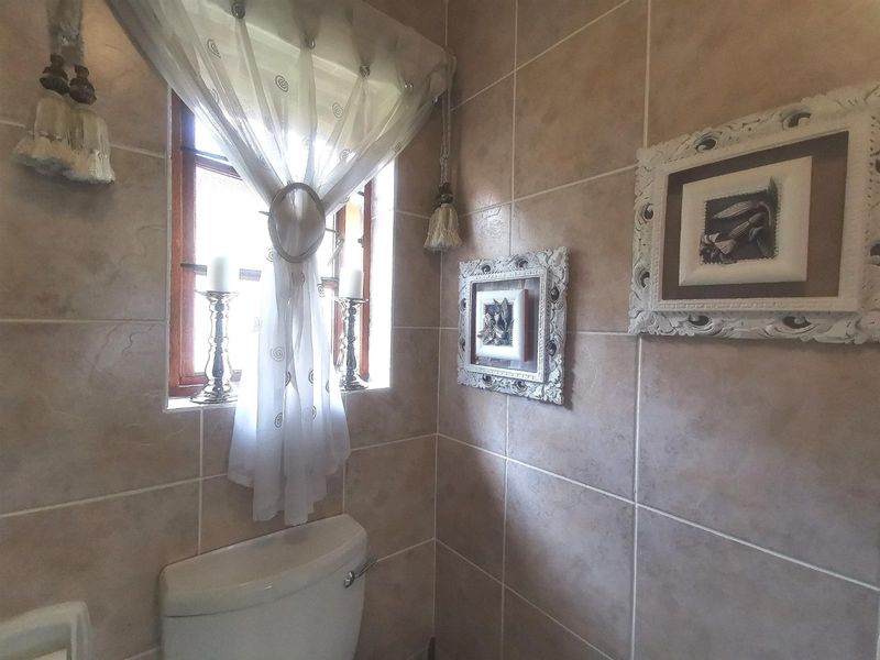 Beautiful home 2 bedroom, 2 bathroom, double garage, patio, study and laundry room for sale - Photo 5