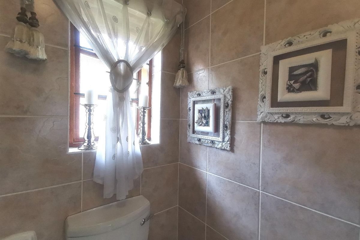 Beautiful home 2 bedroom, 2 bathroom, double garage, patio, study and laundry room for sale - Photo 5