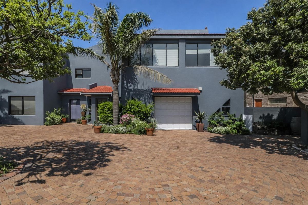 Back on the Market- Entertainers Dream Home in Greenways Golf Estate, Strand - Photo 2