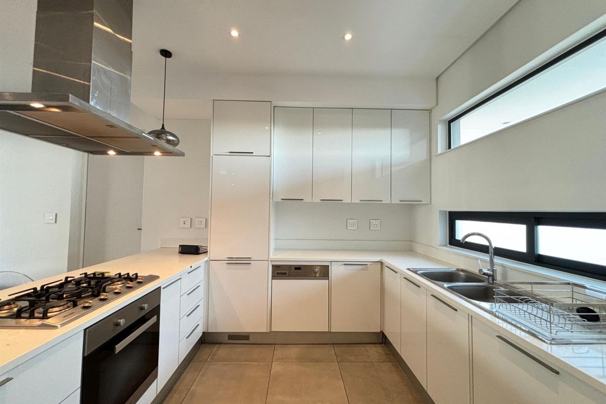 Luxury 2-Bedroom Apartment with Golf Course Views - Photo 2