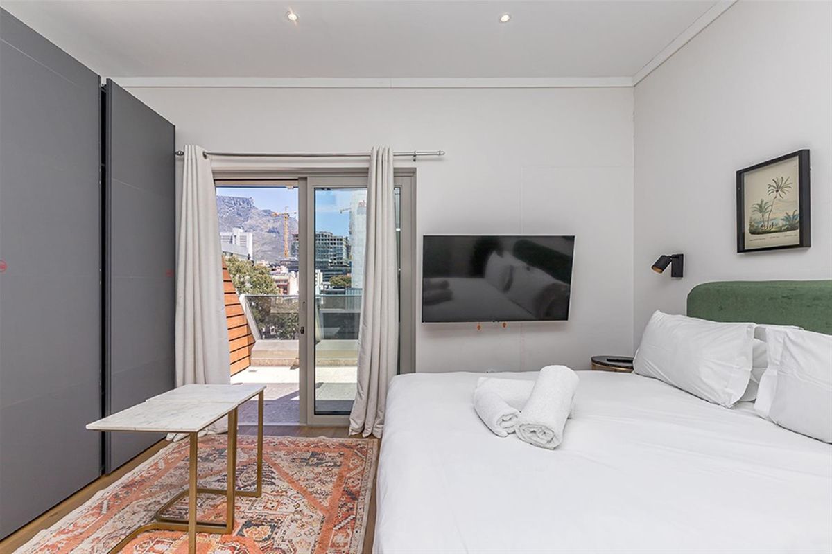 Top-Floor Studio with Balcony - Bree Street’s Coveted Airbnb Gem - Photo 3