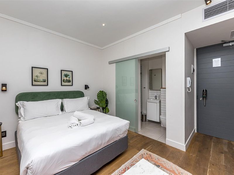 Top-Floor Studio with Balcony - Bree Street’s Coveted Airbnb Gem - Photo 7