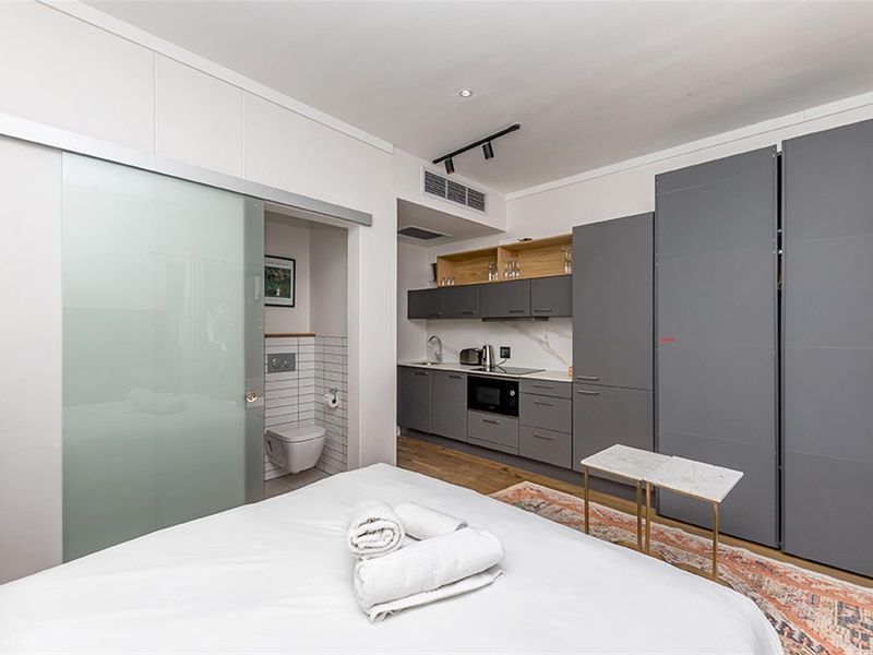 Top-Floor Studio with Balcony - Bree Street’s Coveted Airbnb Gem - Photo 9