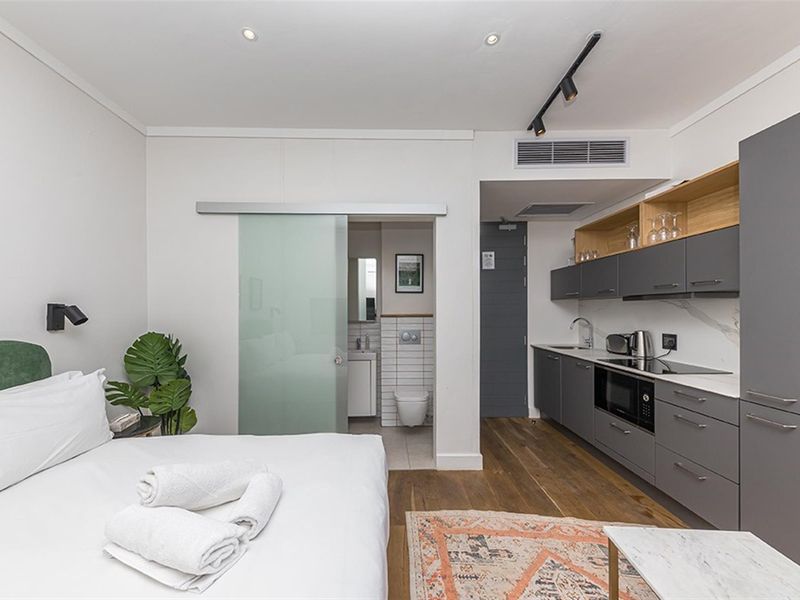 Top-Floor Studio with Balcony - Bree Street’s Coveted Airbnb Gem - Photo 4