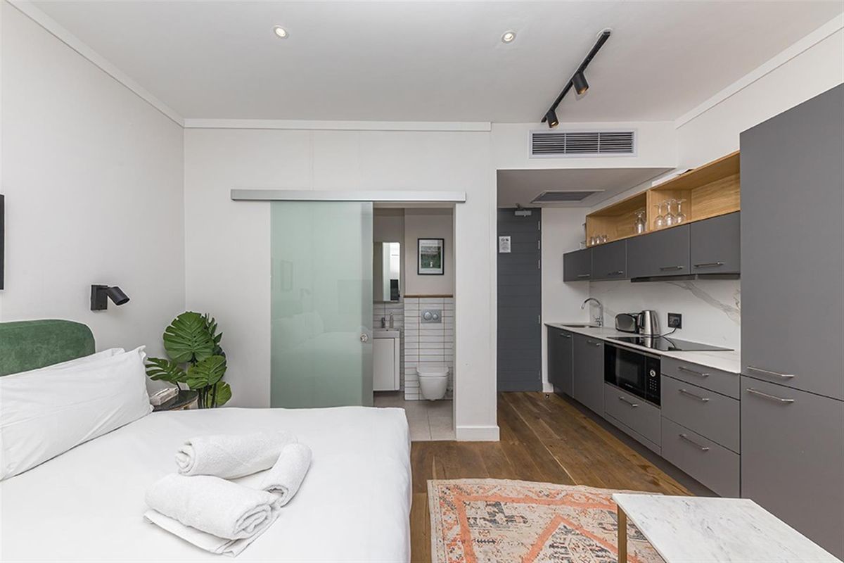 Top-Floor Studio with Balcony - Bree Street’s Coveted Airbnb Gem - Photo 4