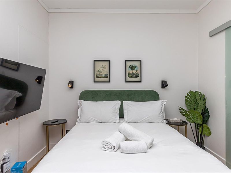 Top-Floor Studio with Balcony - Bree Street’s Coveted Airbnb Gem - Photo 8