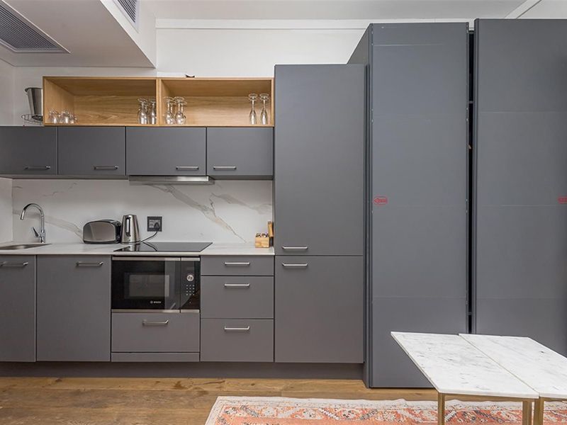 Top-Floor Studio with Balcony - Bree Street’s Coveted Airbnb Gem - Photo 10