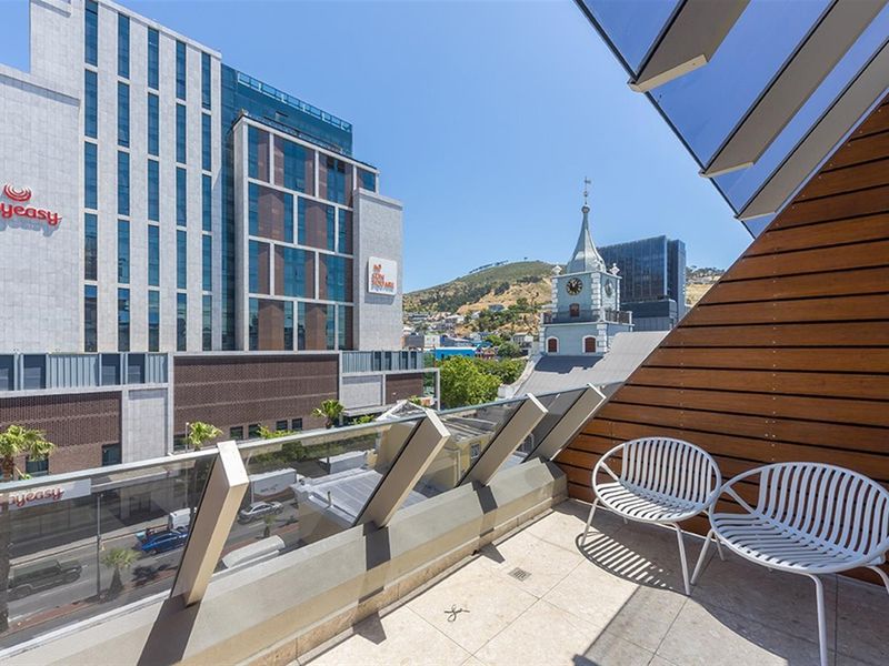 Top-Floor Studio with Balcony - Bree Street’s Coveted Airbnb Gem - Photo 5