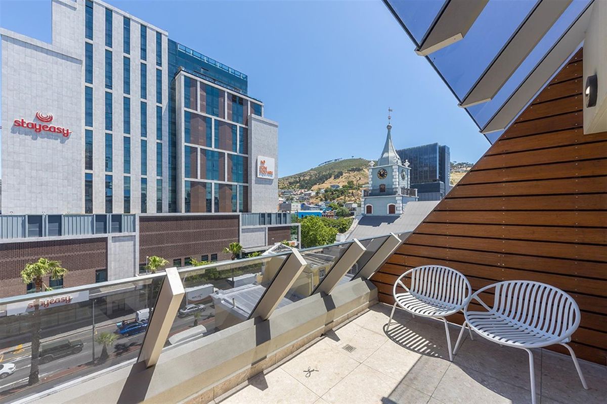 Top-Floor Studio with Balcony - Bree Street’s Coveted Airbnb Gem - Photo 5