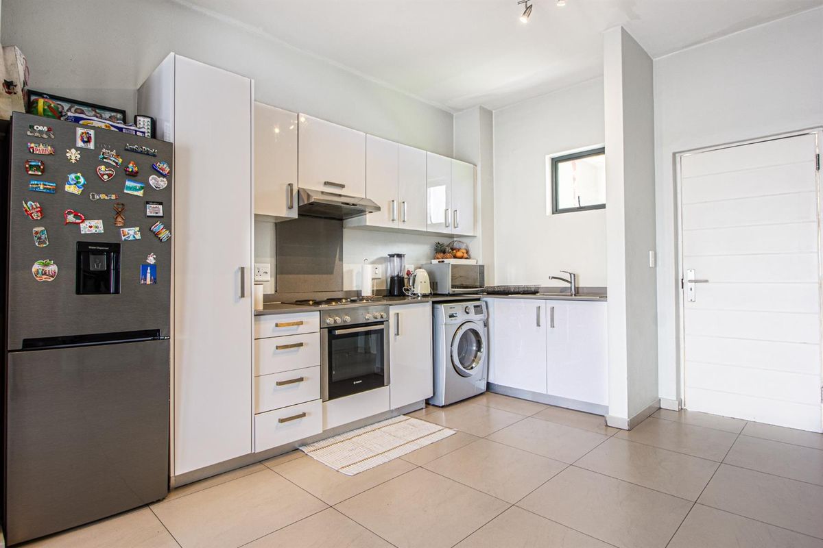 Stunning 3 Bedroom Apartment in Northriding - Photo 2