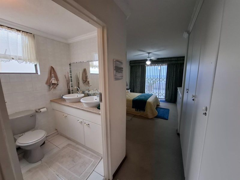 Gorgeous 3 bedroom with ocean views - Photo 10