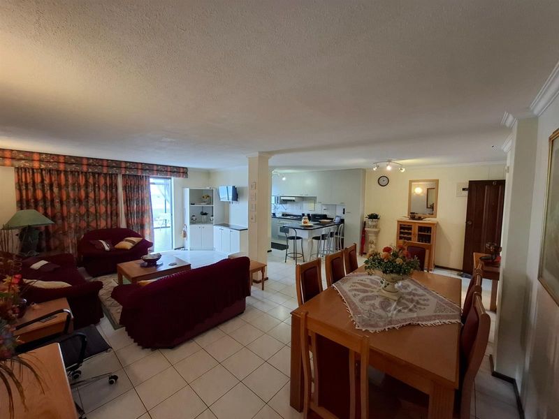 Gorgeous 3 bedroom with ocean views - Photo 3