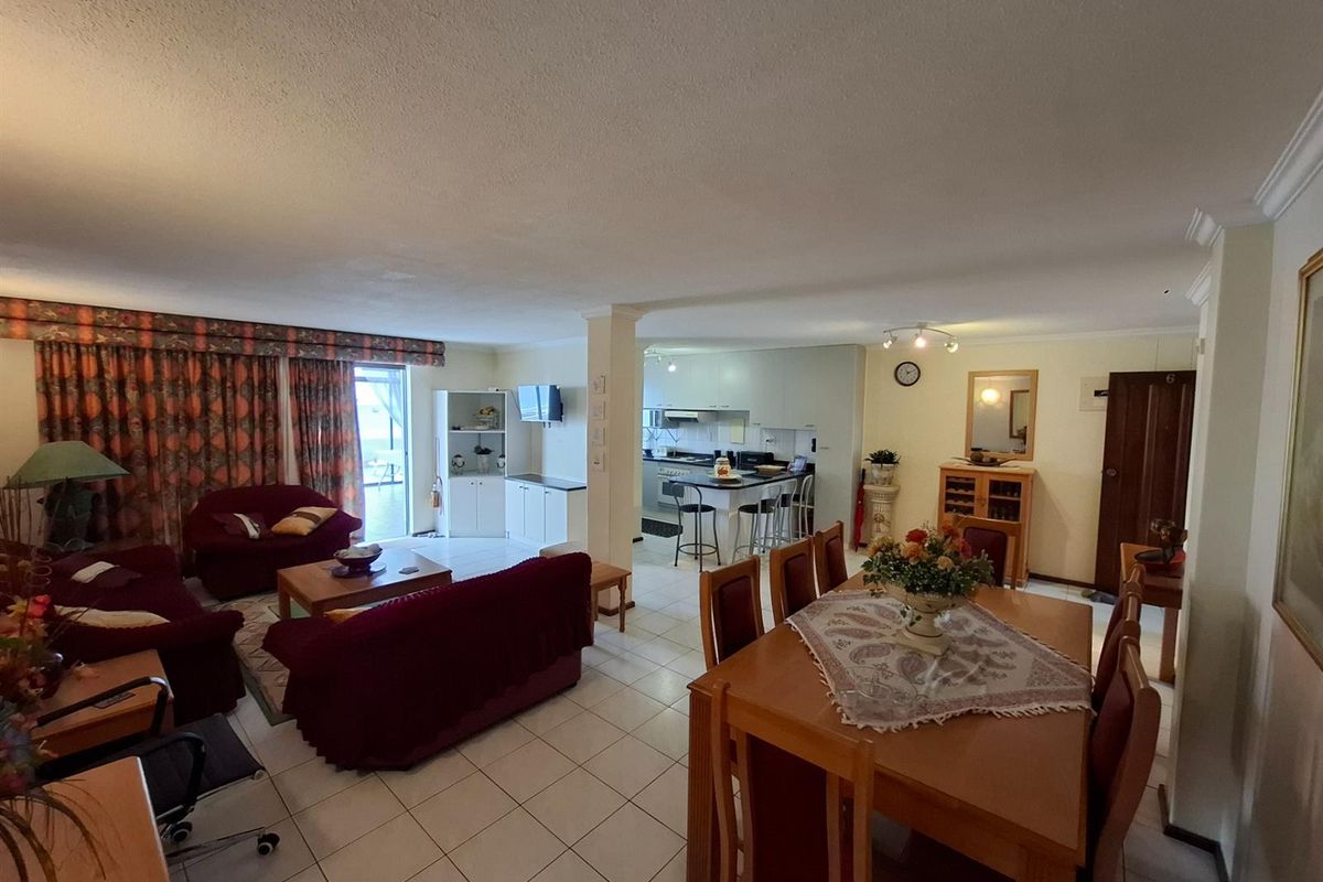 Gorgeous 3 bedroom with ocean views - Photo 3