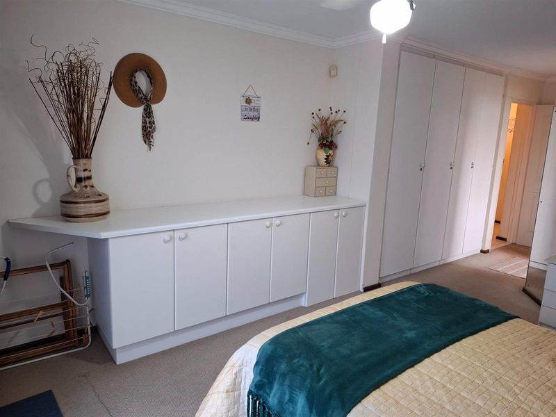 Gorgeous 3 bedroom with ocean views - Photo 9