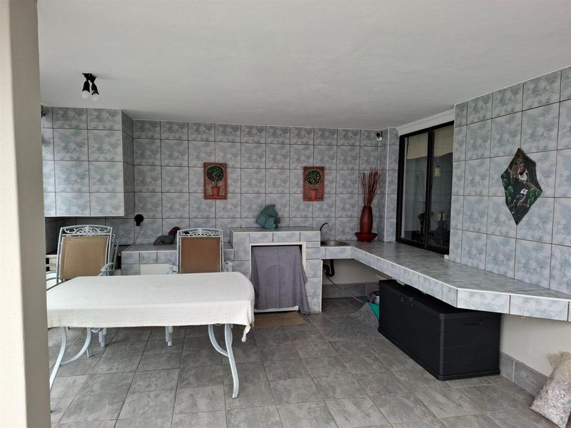 Gorgeous 3 bedroom with ocean views - Photo 6