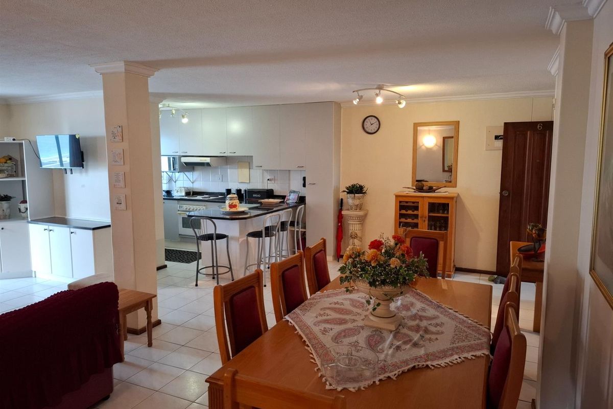 Gorgeous 3 bedroom with ocean views - Photo 2