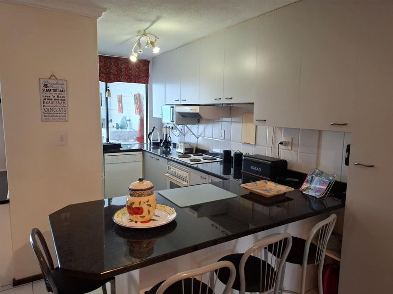 Gorgeous 3 bedroom with ocean views - Photo 4