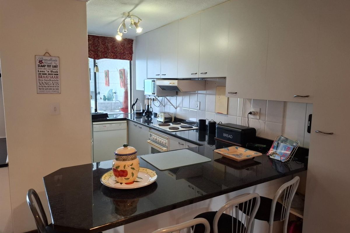 Gorgeous 3 bedroom with ocean views - Photo 4