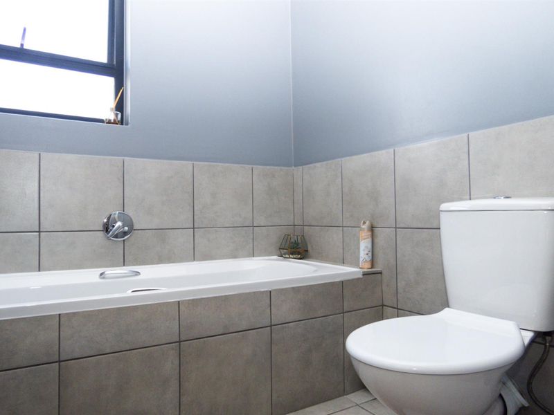 Modern unfurnished 2-Bedroom, 2-Bathroom Apartment to Rent in Ihlathi Estate, Parklands - Photo 7
