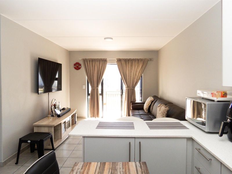 Modern unfurnished 2-Bedroom, 2-Bathroom Apartment to Rent in Ihlathi Estate, Parklands - Photo 3