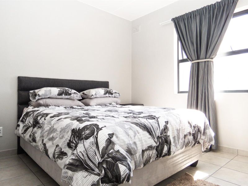 Modern unfurnished 2-Bedroom, 2-Bathroom Apartment to Rent in Ihlathi Estate, Parklands - Photo 4