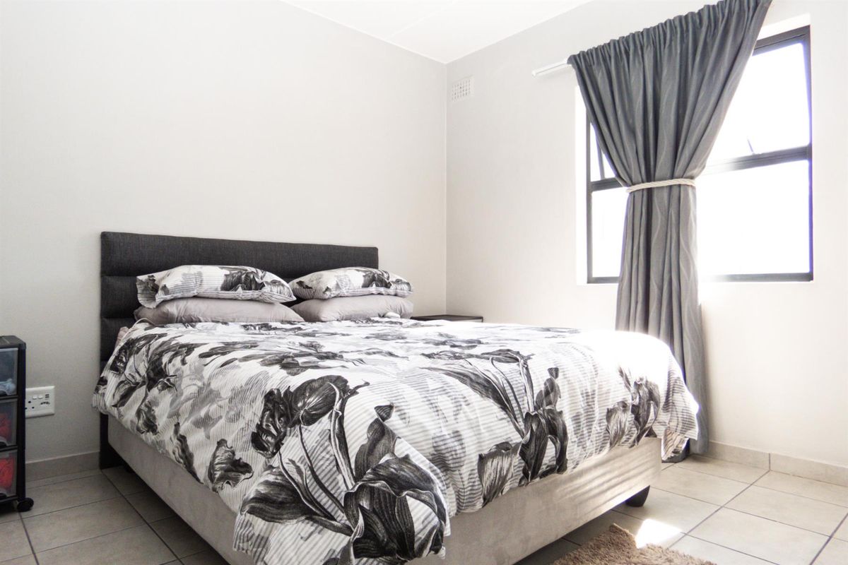 Modern unfurnished 2-Bedroom, 2-Bathroom Apartment to Rent in Ihlathi Estate, Parklands - Photo 4