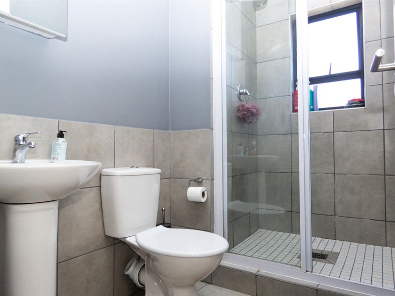 Modern unfurnished 2-Bedroom, 2-Bathroom Apartment to Rent in Ihlathi Estate, Parklands - Photo 6