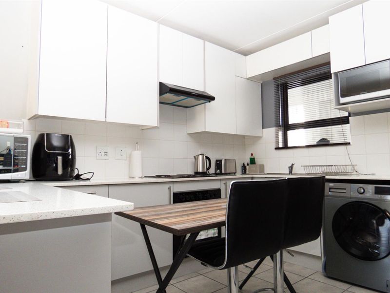 Modern unfurnished 2-Bedroom, 2-Bathroom Apartment to Rent in Ihlathi Estate, Parklands - Photo 2